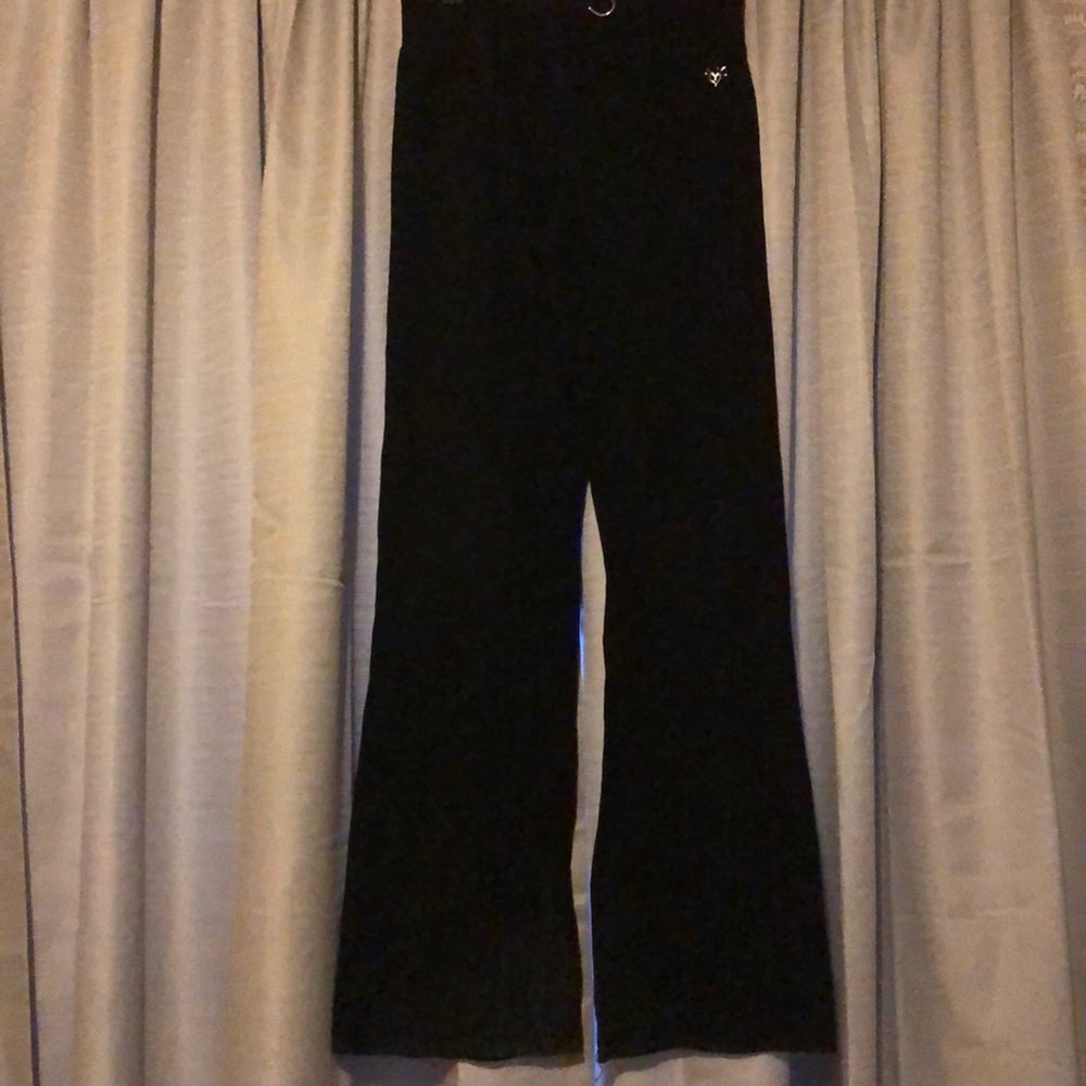 black yoga pants